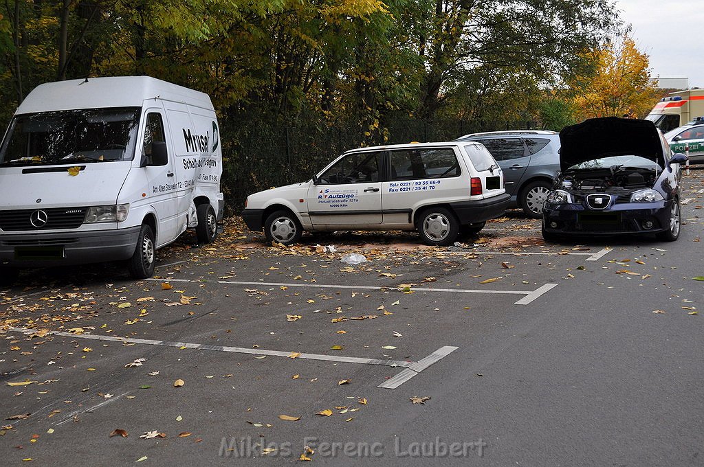 VU PKW schleudert in Kleinlaster Koeln Bickendorf Westendstr  P19.JPG